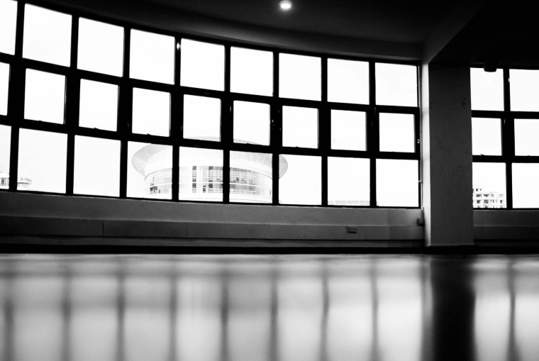 Transformer des bureaux en logements nécessitent plusieurs aménagements. (Mwabonje Ringa / Pexels)