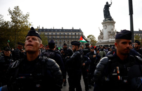 La police et les gendarmes sur la place de la République à Paris, en France