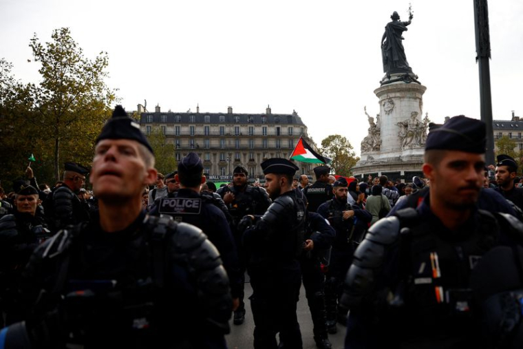 La police et les gendarmes sur la place de la République à Paris, en France