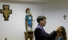 Le prêtre Francisco Marques appose ses mains sur la tête d'une femme lors d'une séance d'exorcisme, le 30 mai 2026 à Fatima, au Portugal ( AFP / PATRICIA DE MELO MOREIRA )