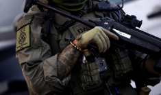 Un agent de l'ICE, la police fédérale de l'immigration, déployé à Los Angeles le 13 juin 2025 ( AFP / ETIENNE LAURENT )