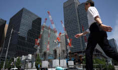 Un homme passe dans la rue près d'un chantier à Tokyo