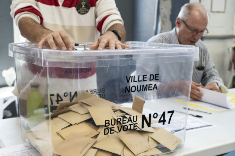 Une urne dans un bureau de vote lors des élections provinciales à Nouméa, le 28 juin 2026 en Nouvelle-Calédonie ( AFP / Delphine MAYEUR )