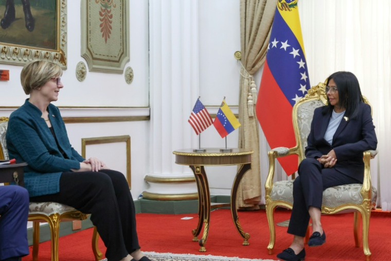La présidente par intérim du Venezuela Delcy Rodriguez (à gauche) reçoit la chargée d'affaires américaine Laura Dogu, le 2 février 2026 à Caracas ( Venezuelan Presidency / DANIELA MILLAN )