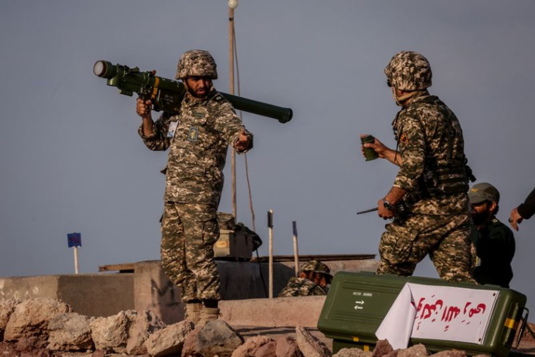 Des membres de la marine du Corps des gardiens de la révolution islamique lors d'un exercice conjoint dans le sud-ouest de l'Iran