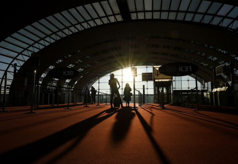 Des passagers à l'aéroport de Roissy Charles de Gaulle, le 3 septembre 2021. ( AFP / FRANCK FIFE )