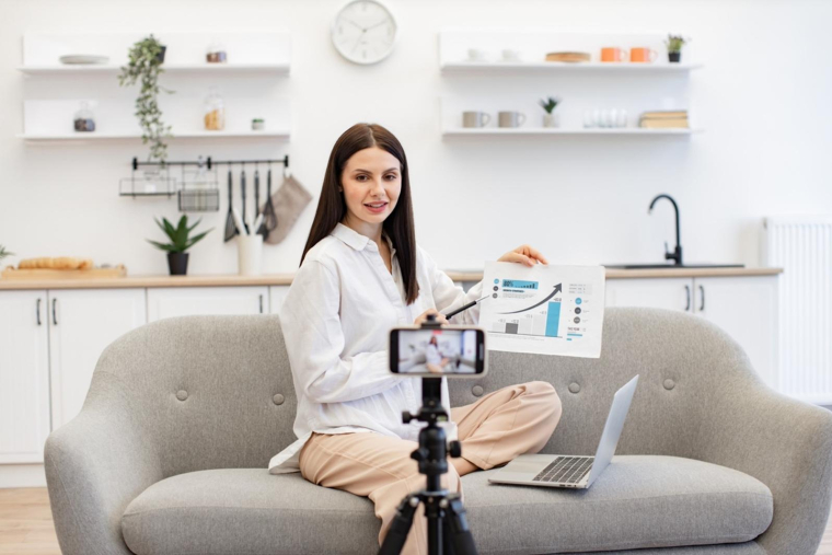 Les "finfluenceurs" rendent la finance accessible, mais la semaine de l’éducation financière alerte sur les risques cachés derrière certaines pratiques comme le copytrading ou les systèmes de Ponzi. (Crédit photo : Shutterstock)