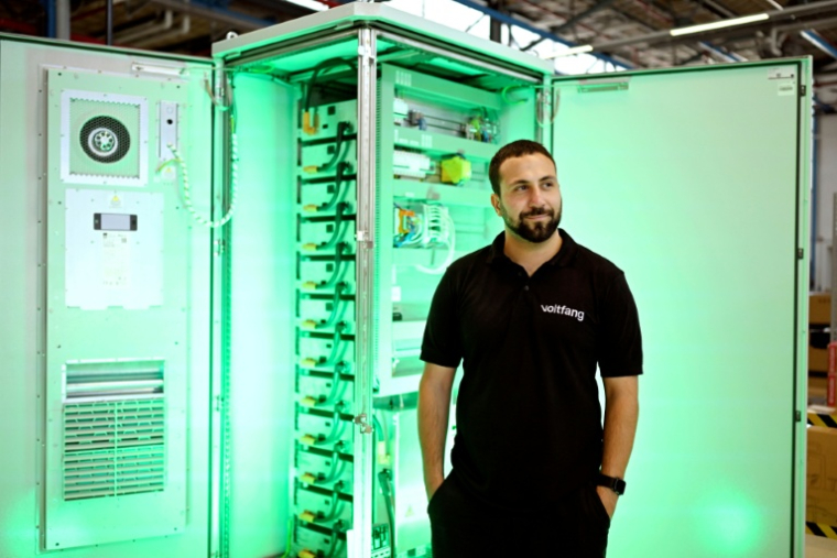 David Oudsandji, patron et cofondateur de Voltfang, sur le site de production et de stockage de batteries à Aix-La-Chapelle, le 19 août 2025 en Allemagne ( AFP / Ina FASSBENDER )