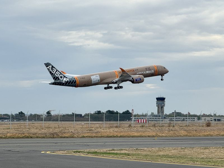Airbus effectue le vol inaugural de son nouvel avion cargo A350F.