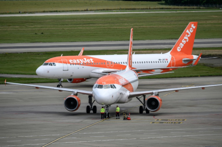 Des avions de la compagnie britannique Easyjet sur le tarmac de l'aéroport de Genève, le 11 juin 2026 ( AFP / Fabrice COFFRINI )