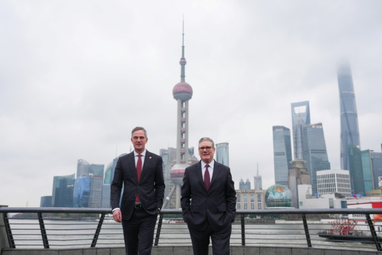 Le Premier ministre britannique Keir Starmer (à droite) et le secrétaire d'État britannique au Commerce et à l'Industrie Peter Kyle en visite à Shanghai le 31 janvier 2026 ( POOL / Carl Court )
