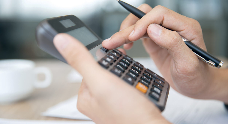 Pour corriger ou contester vos impôts, utilisez le service de télécorrection accessible sur le site des impôts, ouvert jusqu'en décembre. (© Freepik)