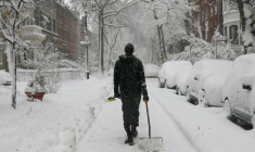 Une personne dans la rue dans l'arrondissement de Brooklyn, à New York, en pleine tempête de neige le 23 février 2026 ( AFP / ANGELA WEISS )