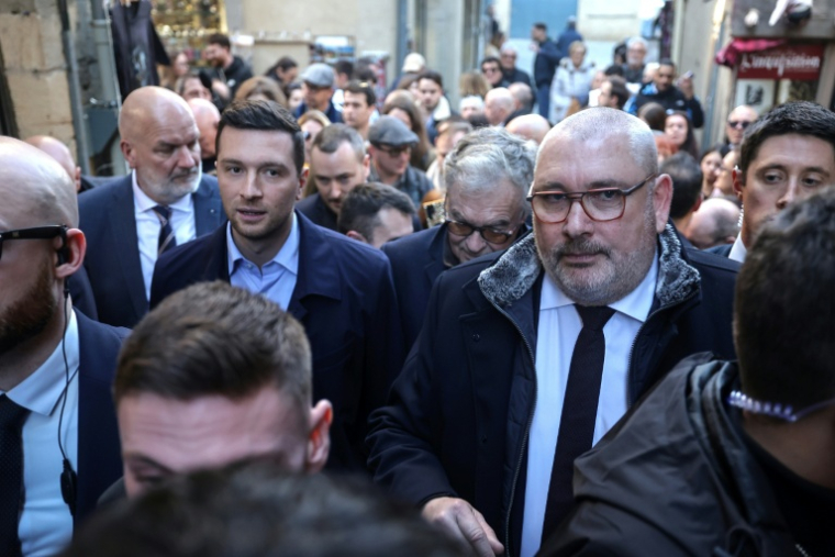 Le président du RN, Jordan Bardella (g) et le candidat RN à la mairie de Carcasonne, Christophe Barthès (d), le 7 février 2026 à Carcasonne, dans l'Aude  ( AFP / Valentine CHAPUIS )
