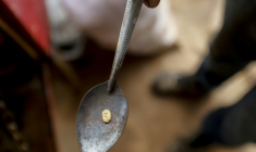 Une pépite d'or extraite d'une mine artisanale, à El Dorado, au Venezuela, le 25 mai 2025 ( AFP / Pedro MATTEY )
