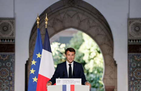 Le président français Emmanuel Macron à la Grande Mosquée de Paris