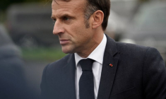 Le président français Macron visite un camp militaire dans l'est de la France