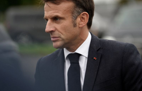 Le président français Macron visite un camp militaire dans l'est de la France