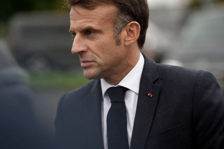 Le président français Macron visite un camp militaire dans l'est de la France
