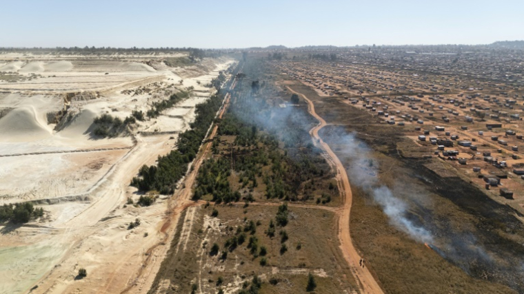 Vue aérienne de talus miniers () près du quartier de Snake Park, à Soweto, le 30 mai 2025 en Afrique du Sud ( AFP / EMMANUEL CROSET )