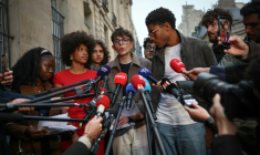 Des représentants d'organisations lycéennes à la sortie d'une réunion à Matignon avec le Premier ministre le 26 octobre 2026 ( AFP / Anne-Christine POUJOULAT )