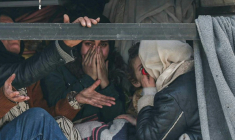 Des civils fuient en camion les quartiers kurdes de la ville d'Alep avant la reprise de bombardements par l'armée syriennne le 8 janvier 2026 ( AFP / OMAR HAJ KADOUR )