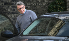 L'ancien ambassadeur britannique à Washington, Peter Mandelson, monte en voiture devant sa résidence à Londres, le 11 mars 2026 ( AFP / JUSTIN TALLIS )