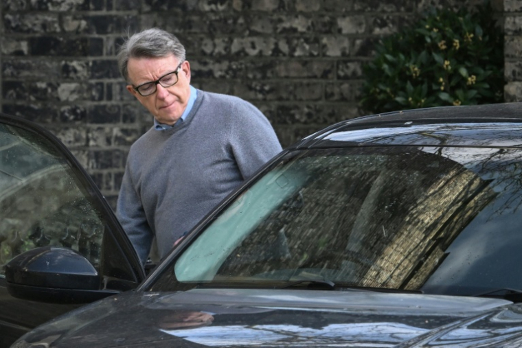 L'ancien ambassadeur britannique à Washington, Peter Mandelson, monte en voiture devant sa résidence à Londres, le 11 mars 2026 ( AFP / JUSTIN TALLIS )