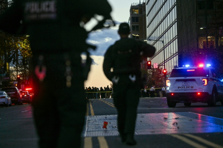 Des policiers sécurisent une zone après une attaque contre des militaires de la Garde nationale, le 26 novembre 2025 à Washington ( AFP / Brendan SMIALOWSKI )