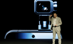 Le fabricant chinois de smartphones Honor a dévoilé dimanche à Barcelone son tout premier "téléphone-robot" boosté à l'intelligence artificielle ( AFP / Lluis GENE )