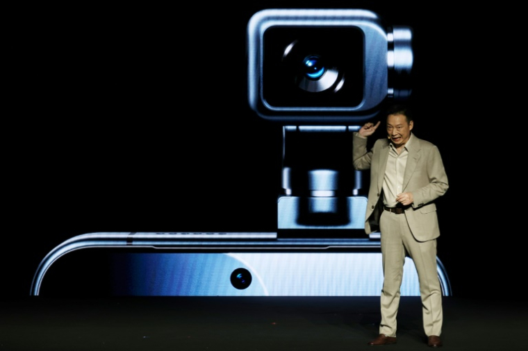 Le fabricant chinois de smartphones Honor a dévoilé dimanche à Barcelone son tout premier "téléphone-robot" boosté à l'intelligence artificielle ( AFP / Lluis GENE )