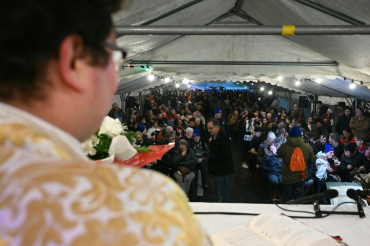 La messe de Noël célébrée sur l'autoroute A64, à Carbonne (Haute-Garonne) le 24 décembre 2025  ( AFP / Matthieu RONDEL )