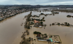 Vue aérienne de la Garonne en crue à Tonneins, dans le Lot-et-Garonne, le 13 février 2026 ( AFP / Christophe ARCHAMBAULT )