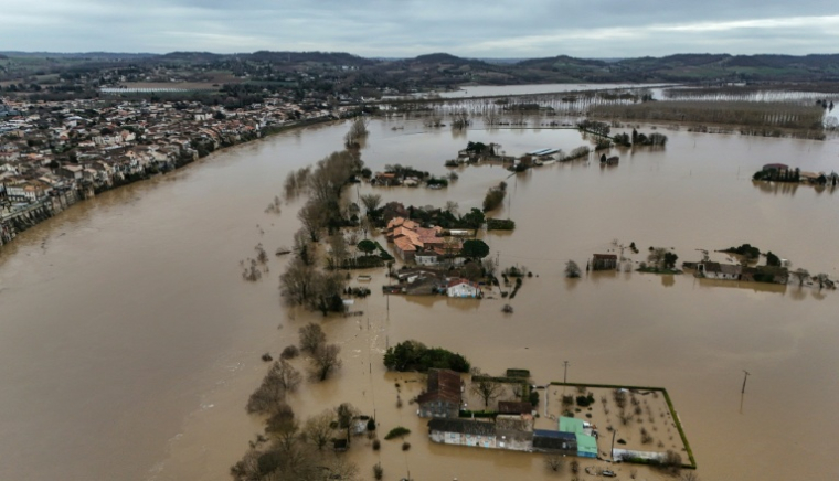 Vue aérienne de la Garonne en crue à Tonneins, dans le Lot-et-Garonne, le 13 février 2026 ( AFP / Christophe ARCHAMBAULT )