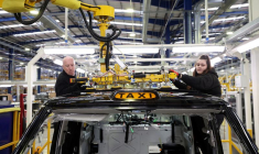 Des ouvriers montent un panneau de toit sur la ligne de production du taxi électrique TX à l'intérieur de l'usine LEVC (London Electric Vehicle Company) à Coventry.
