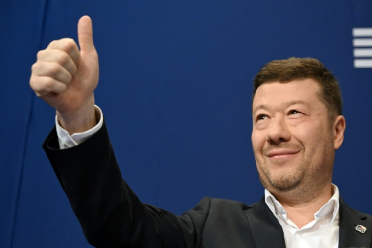 Tomio Okamura, leader du parti d'extrême droite tchèque SPD à Prague, le 3 octobre 2025, au premier jour des élections législatives ( AFP / Michal Cizek )