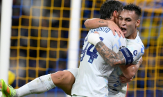 L'attaquant et capitaine de l'Inter Milan Lautaro Martinez félicité par son coéquipier Francesco Pio Esposito après le deuxième but du club italien face à l'Union Saint-Gilloise en Ligue des champions le 21 octobre 2025 à Bruxelles ( AFP / JOHN THYS )