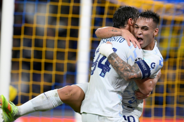 L'attaquant et capitaine de l'Inter Milan Lautaro Martinez félicité par son coéquipier Francesco Pio Esposito après le deuxième but du club italien face à l'Union Saint-Gilloise en Ligue des champions le 21 octobre 2025 à Bruxelles ( AFP / JOHN THYS )
