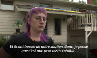 Rencontre Trump-Poutine: une habitante d'Anchorage déploie un drapeau ukrainien