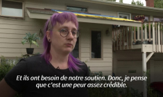 Rencontre Trump-Poutine: une habitante d'Anchorage déploie un drapeau ukrainien