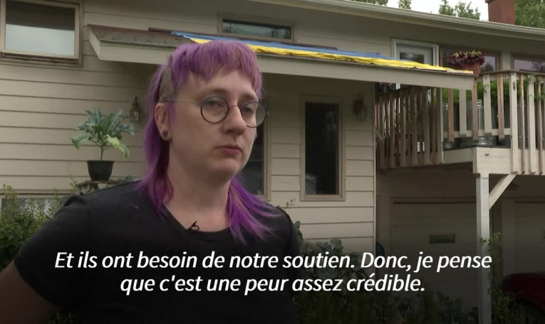 Rencontre Trump-Poutine: une habitante d'Anchorage déploie un drapeau ukrainien