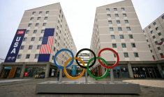 Les anneaux et le village olympiques avant les Jeux olympiques d'hiver de Milan-Cortina 2026, le 3 février 2026 à Milan, en Italie ( AFP / PIERO CRUCIATTI )