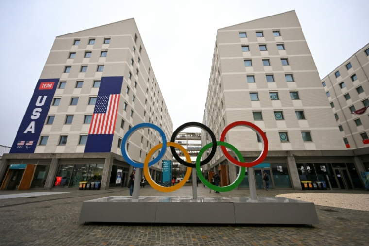 Les anneaux et le village olympiques avant les Jeux olympiques d'hiver de Milan-Cortina 2026, le 3 février 2026 à Milan, en Italie ( AFP / PIERO CRUCIATTI )