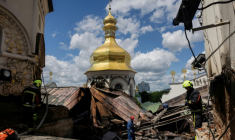 UDes pompiers sur le toit de la cathédrale de la Dormition endommagée par un incendie, dans le complexe orthodoxe de la Laure des Grottes de Kiev après une frappe de missiles et de drones russes, le 15 juin 2026 ( AFP / Tetiana DZHAFAROVA )