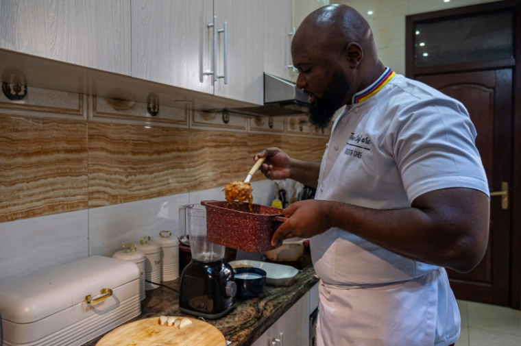 Le chef congolais Archi Dimosi surveille la cuisson d'une sauce dans sa cuisine à Kinshasa, le 17 mai 2026 en RDC ( AFP / Hardy BOPE )