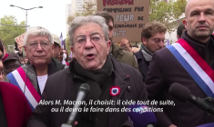 Soit Macron et Lecornu "cèdent", soit c'est "la porte de sortie" (Mélenchon)