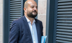 Le maire de Fréjus, David Rachline, arrive à Draguignan, le 30 septembre 2025, pour comparaître devant le tribunal correctionnel où il est jugé pour conflit d'intérêts ( AFP / Miguel MEDINA )
