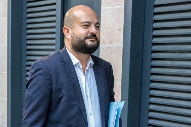 Le maire de Fréjus, David Rachline, arrive à Draguignan, le 30 septembre 2025, pour comparaître devant le tribunal correctionnel où il est jugé pour conflit d'intérêts ( AFP / Miguel MEDINA )