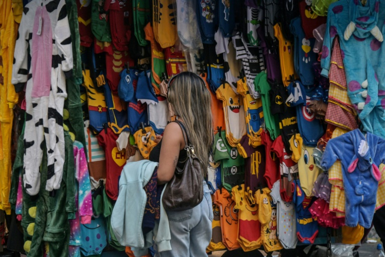 Une échappe de vêtements dans la rue commerçante 25 de Marco du centre-ville de Sao Paulo, au Brésil, le 16 juillet 2025 ( AFP / Nelson ALMEIDA )