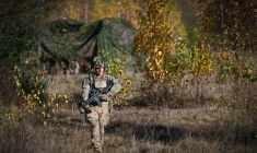 Un soldat français, armé d'un fusil HK416, passe près d'un poste de commandement central dans le champ de tir militaire de Bucium lors de l'exercice "Dacian Fall" de l'Otan, le 2 novembre 2025 en Roumanie ( AFP / Daniel MIHAILESCU )